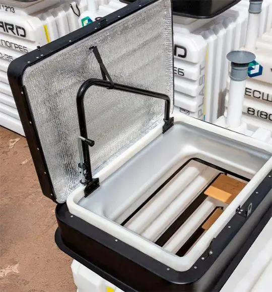 Крышка-люк и поручень