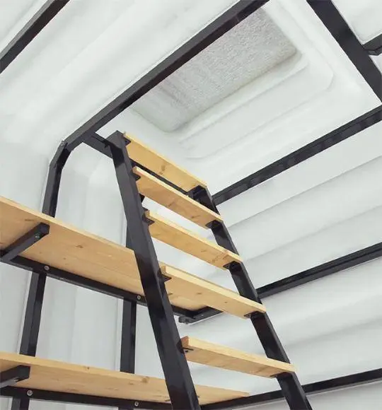 Металлический каркас и удобная лестница